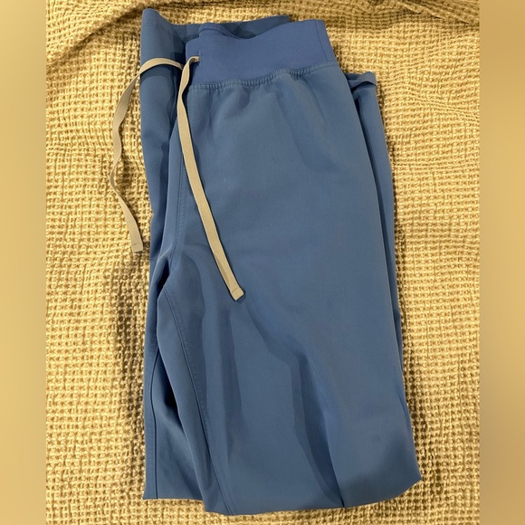 Figs High Waisted Livingston Basic Scrub Pants

Size- Small Tall - Picture 3 of 3